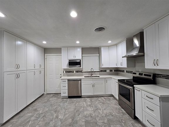 3rd image of 5470 Carew St