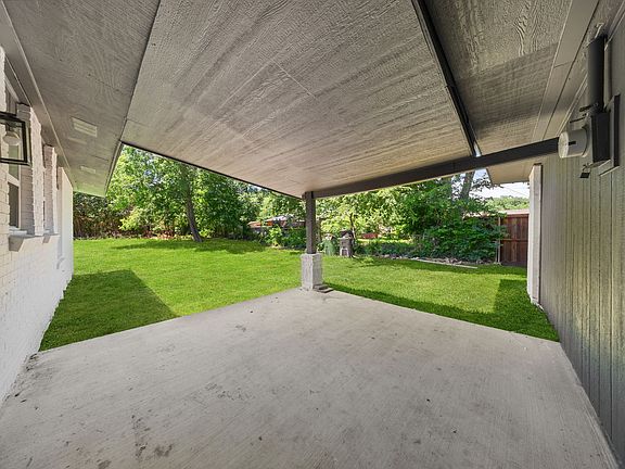 4th image of 2420 Cloverdale St