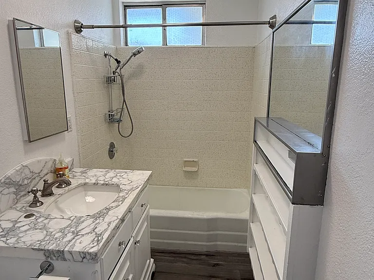 564 N Citrus St — Photo 11