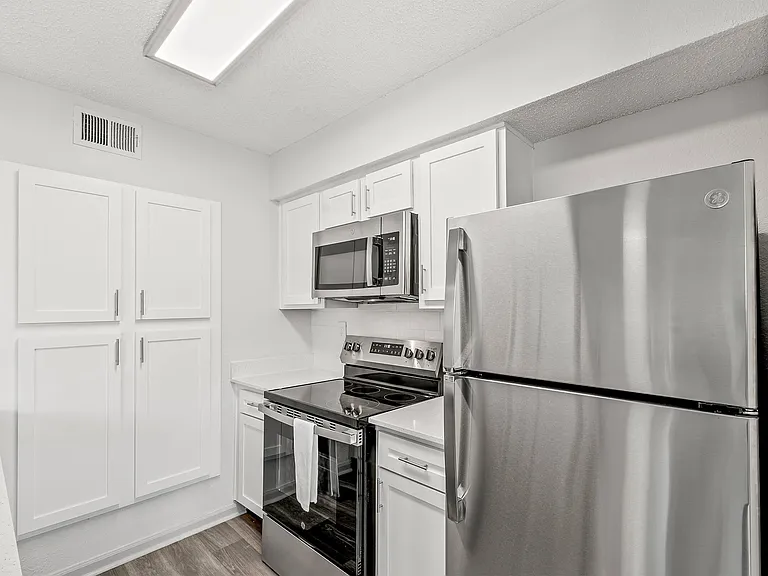 Summerlake Apartments — Photo 12