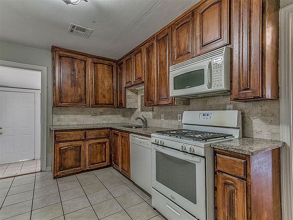 3rd image of 1209 SW 39th St