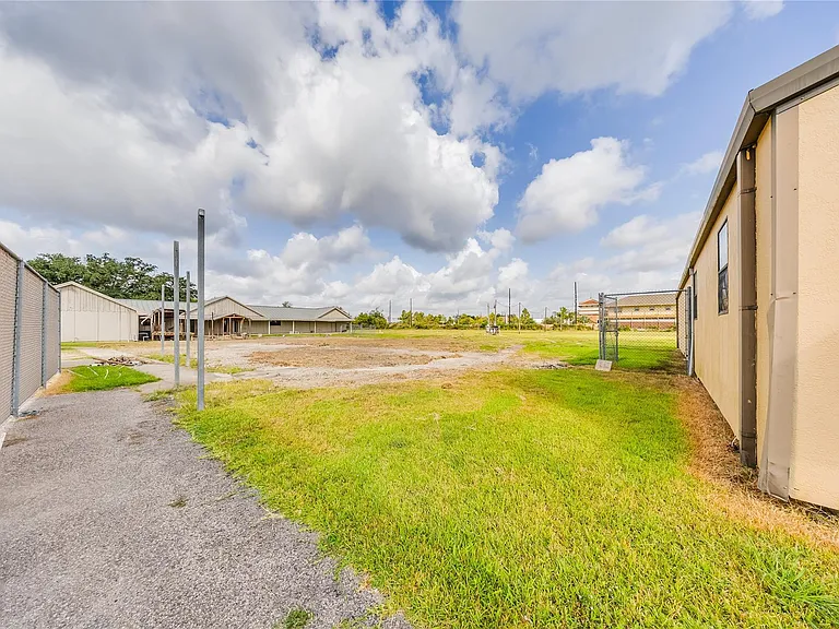 4227 Old Chocolate Bayou Rd — Photo 4