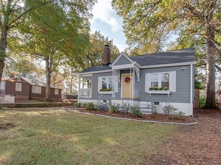 1426 Clermont Ave — Photo 2