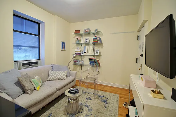 Rented by Julianna Realty Corp | media 18