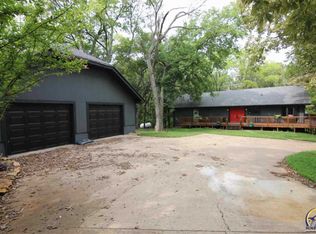 8829 Walnut Ln, Ozawkie, KS 66070