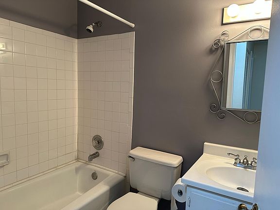 3rd image of 13317 Hollinger Ave