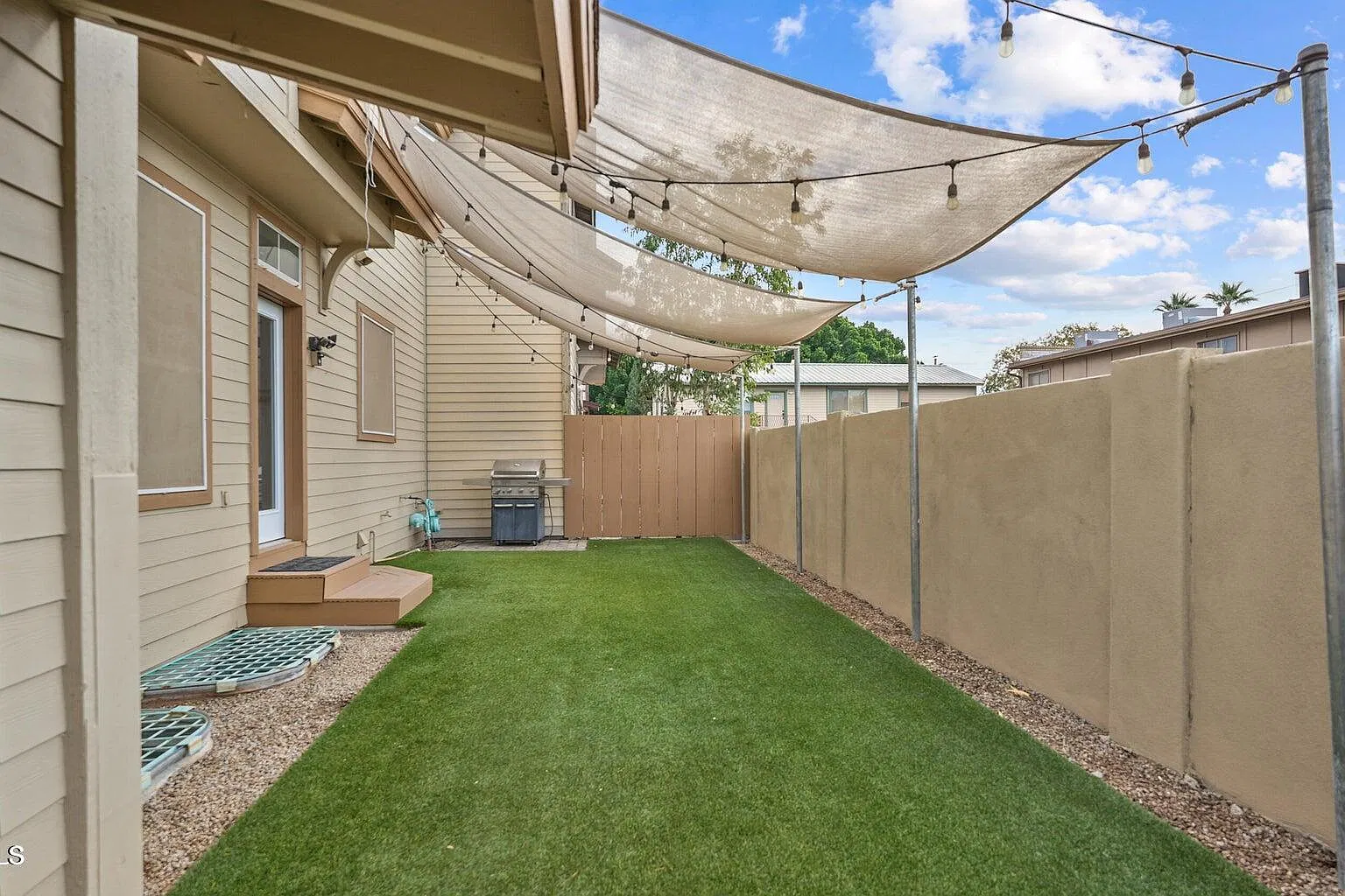 4 bed, 4.0 bath, 2622 sqft, $1,400 — Photo 3