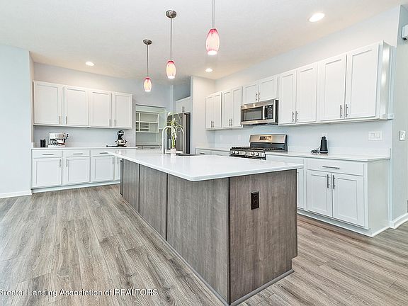 4th image of 641 Anhinga Dr