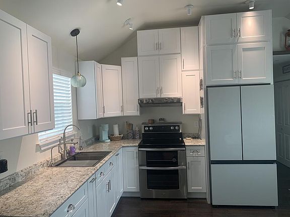 2nd image of 1061 Valley View Spur
