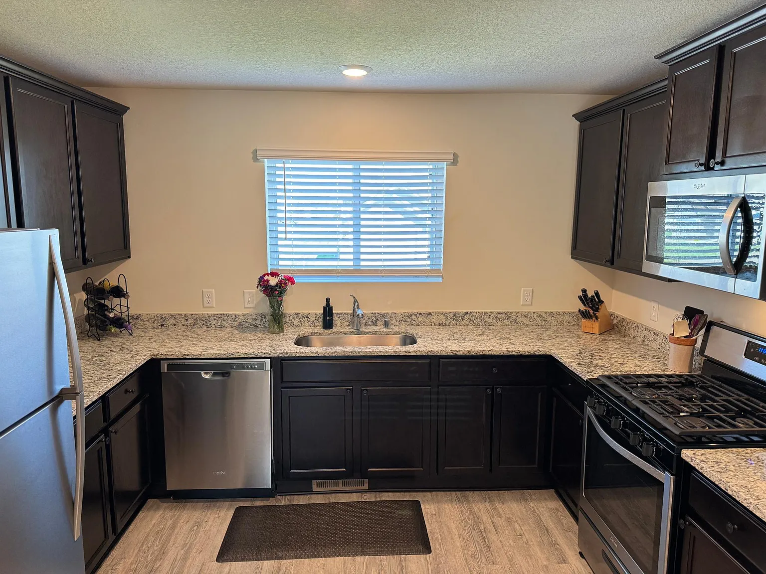 3 bed, 2.5 bath, 1850 sqft, $2,000 — Photo 4