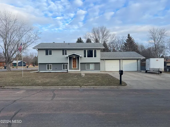 178 17th St NE, Watertown, SD 57201
