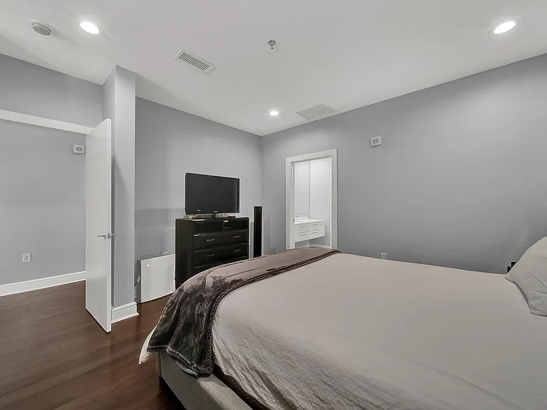 333 W Trade St #908 — Photo 18