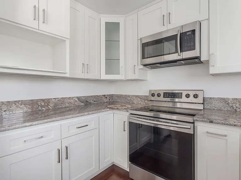 350 S Reeves Dr — Photo 18