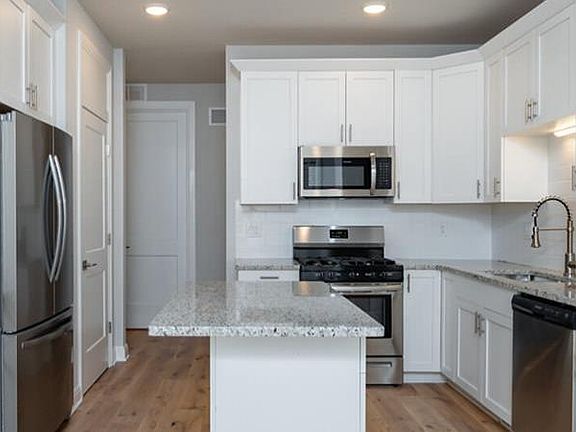 42" Kitchen Cabinets and Modern Appliances Abound