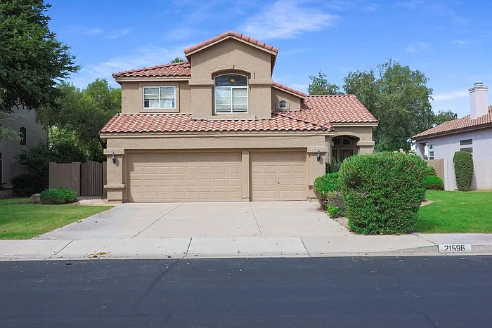 3 bed, 3.0 bath, 2267 sqft, $2,760 — Photo 2