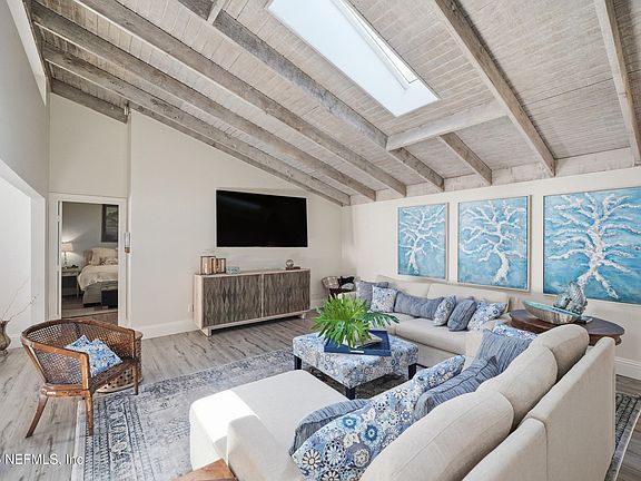 4th image of 2718 VERSAILLES Court