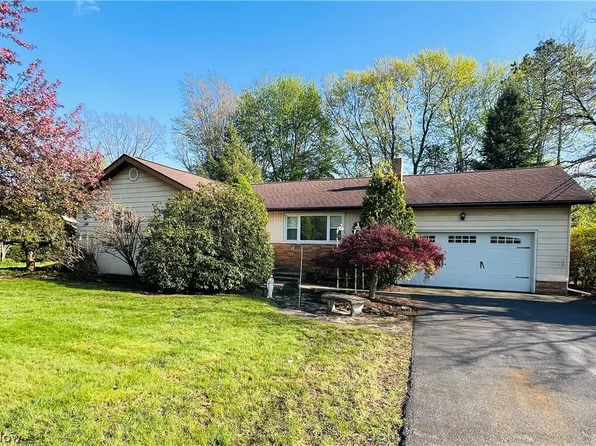 211 Square Dr, Madison, OH 44057