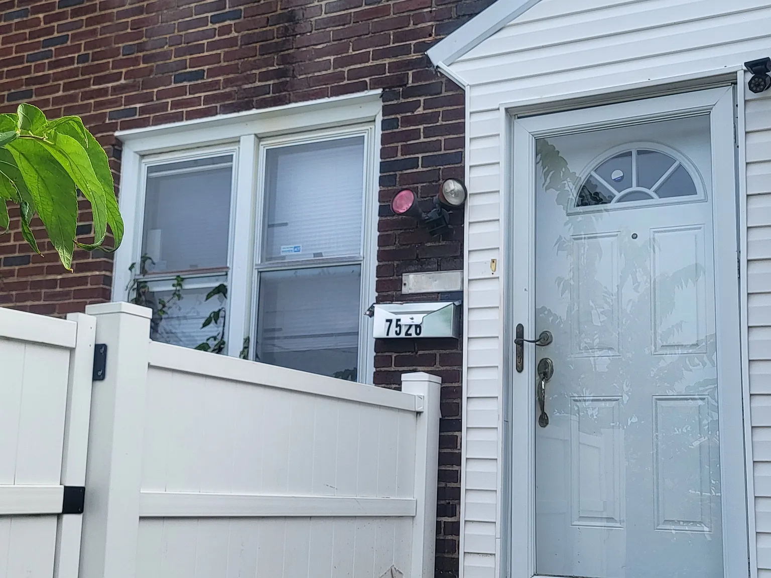 3 bed, 1.5 bath, 1120 sqft, $2,300 — Photo 1