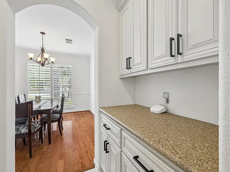 14 Guinevere Pl — Photo 8