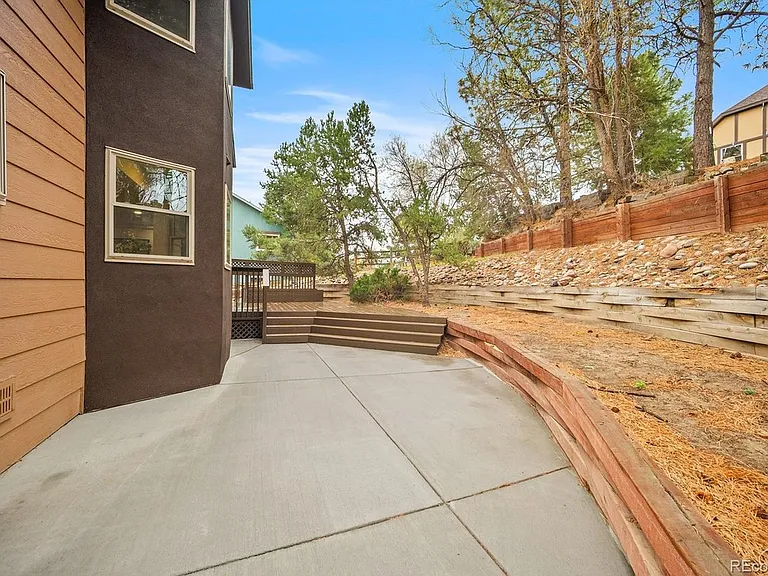 935 War Eagle Dr N — Photo 2