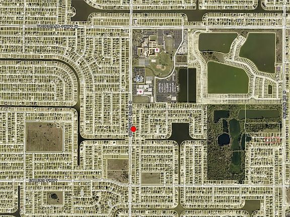 5th image of 225 Chiquita Blvd N