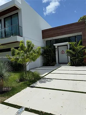 50 NE 49th St — Photo 33