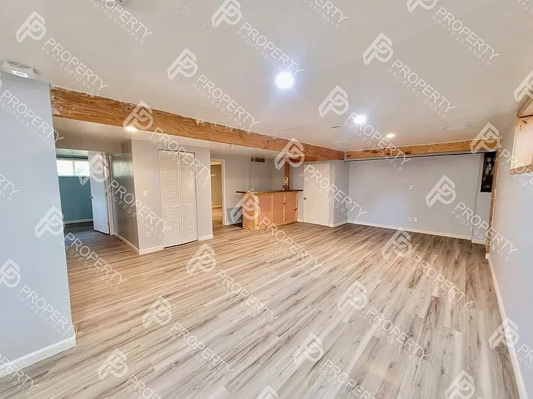 221 W 5th St — Photo 19
