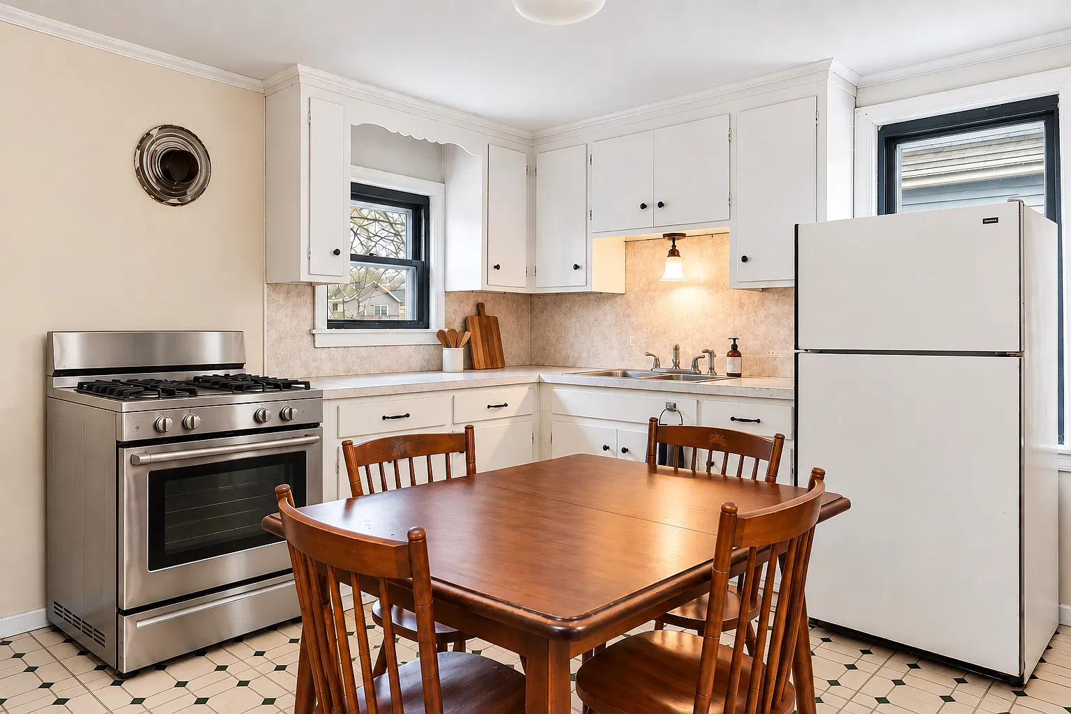 4 bed, 2500 sqft, $3,400 — Photo 4