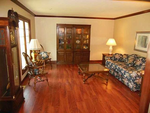 3rd image of 9861 Camelot St