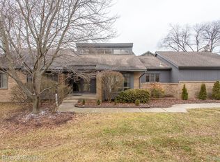 5584 Water Way Ct, West Bloomfield, MI 48322