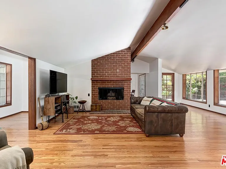 515 N Kenter Ave — Photo 4