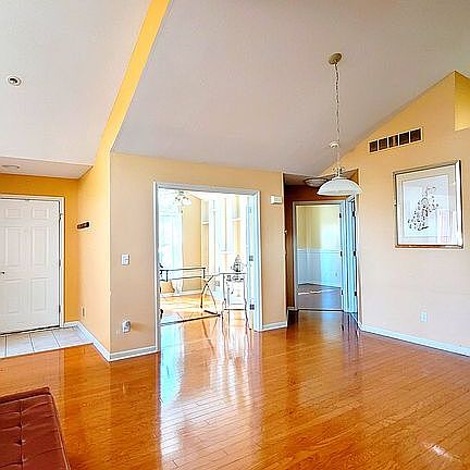 2nd image of 3004 Hamlet Cir