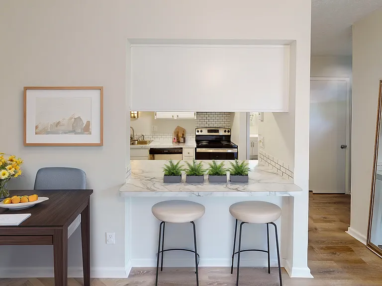 Barrington Square Apartments — Photo 14