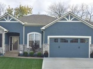 1245 SW Summit Crossing Dr, Lees Summit, MO 64081