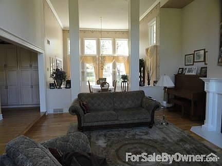 Hearth Room/Formal Dining Room : 14.5 foot ceilings