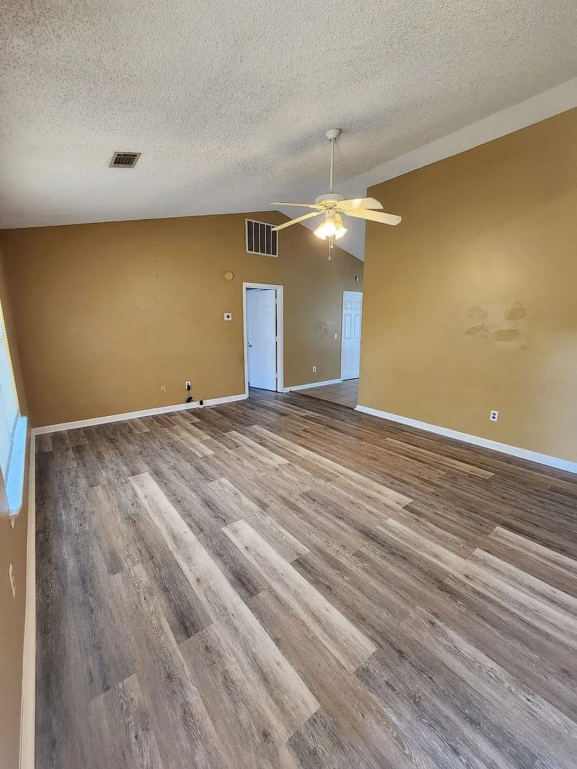 102 Crosby Drive — Photo 2