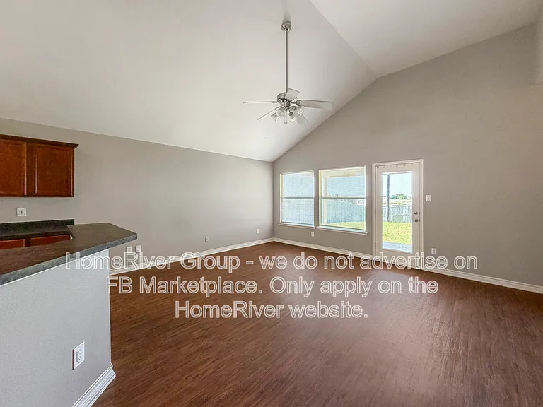 313 Charleston Dr — Photo 4