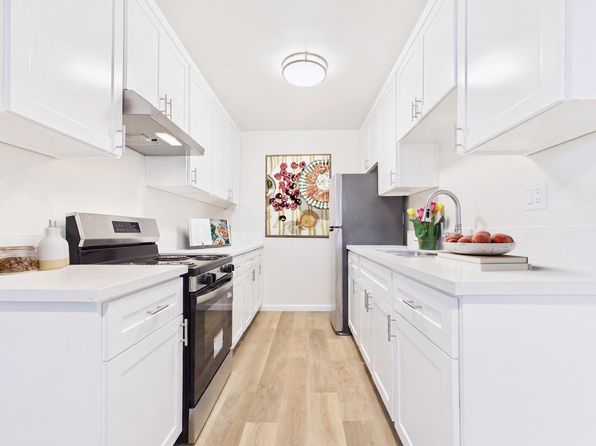 8811 & 8825 Woodman Ave #1-04