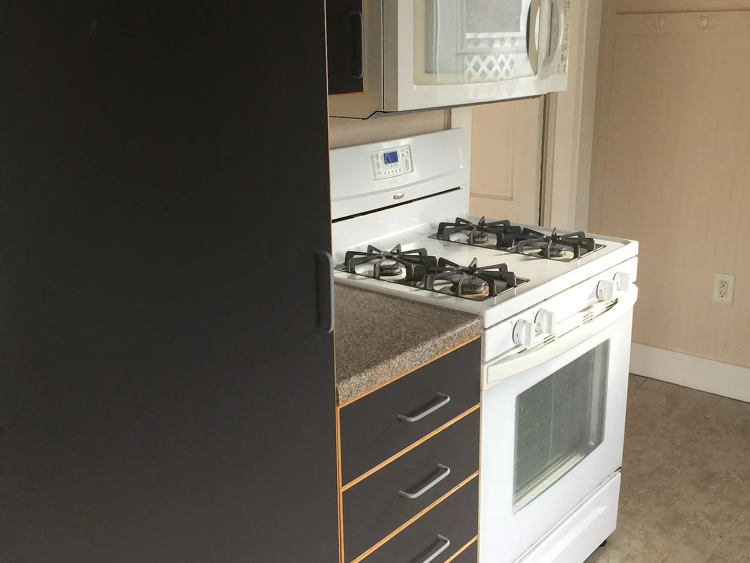 2 bed, 750 sqft, $2,300 — Photo 3