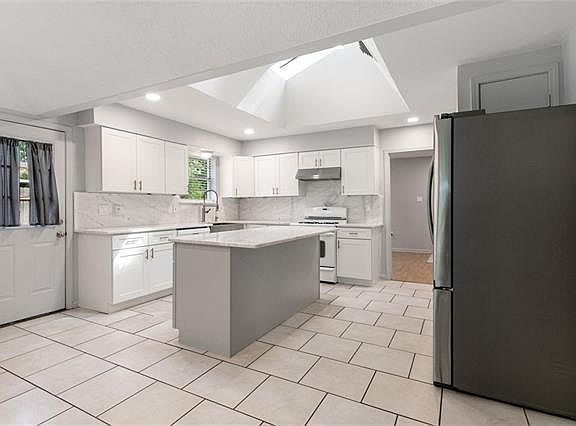 5th image of 209 W Hickory St