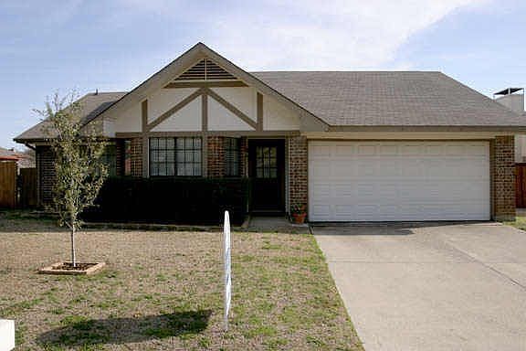 2nd image of 2204 Hollybush Ln