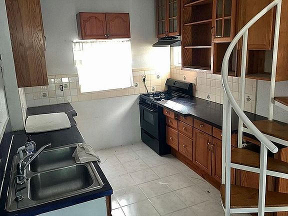 Kitchen, spiral staircase US