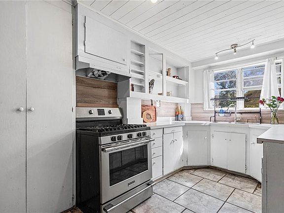 4th image of 209 Bemis St