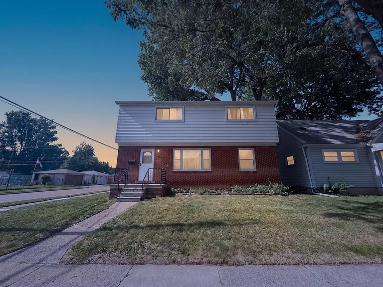 1705 E Granet Ave — Photo 2