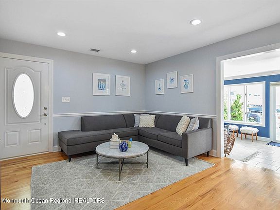 4th image of 8 Rochester Dr