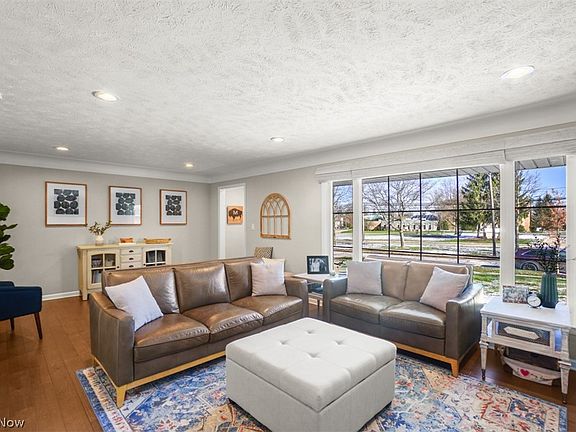 3rd image of 23920 Fairmount Blvd
