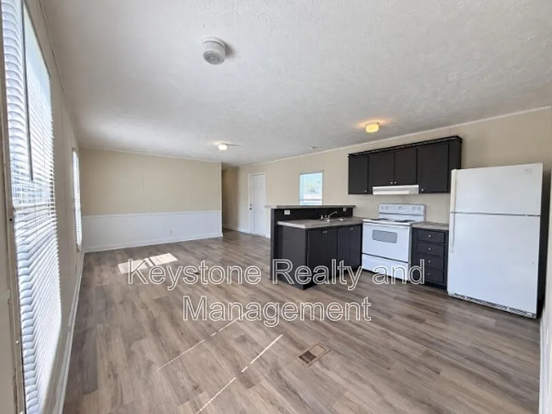 3 bed, 2.0 bath, 1216 sqft, $795 — Photo 2