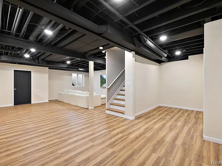 1109 Bennaville Ave — Photo 38