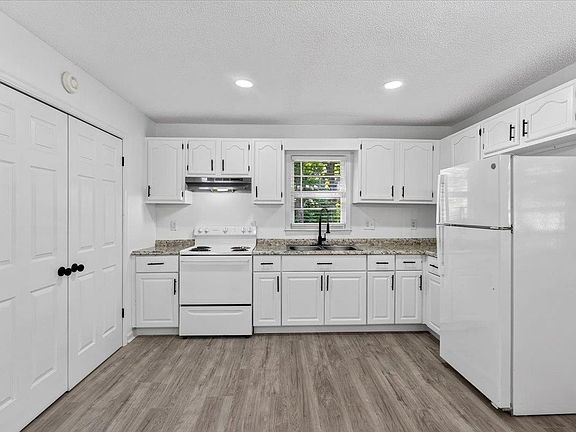 2nd image of 2717 Merle St