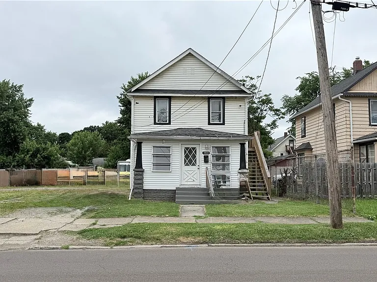 1433 Kenmore Blvd — Photo 2